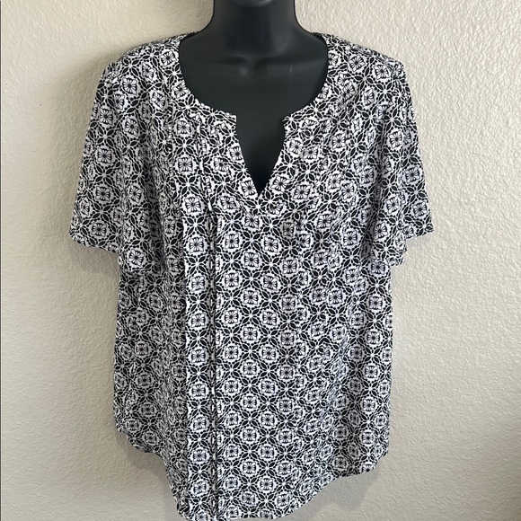 Liz Claiborne Tops - NWT Liz Claiborne Black and White Geometric Blouse Large